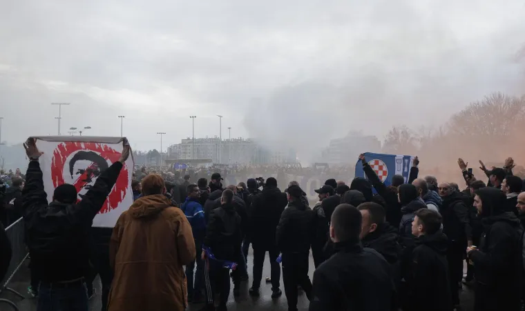 Udarna ekipa BBB-ovaca drži Mamićevu prekriženu glavu, simbol otpora i borbe protiv Zdravka Mamića i njegovih uhljeba. Da se nikad ne zaboravi kroz što su Boysi prošli do svog cilja. 