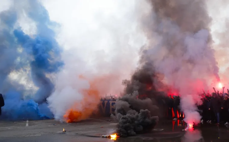 Navijači Dinama popalili su veliki broj pirotehnike, kako i dolikuje proslavama. A ovo je njihova velika pobjeda. 