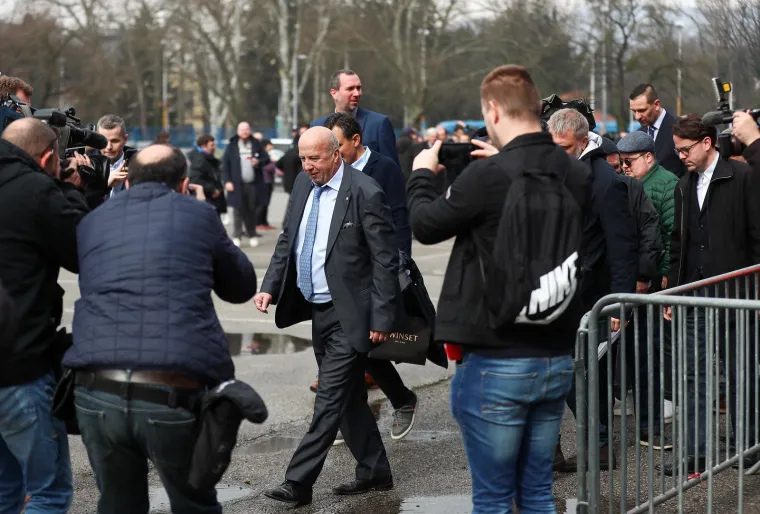 Zajec je u klubu, prije povijesne Skupštine, došao u pratnji suradnika i mBad Blue Boysa. 