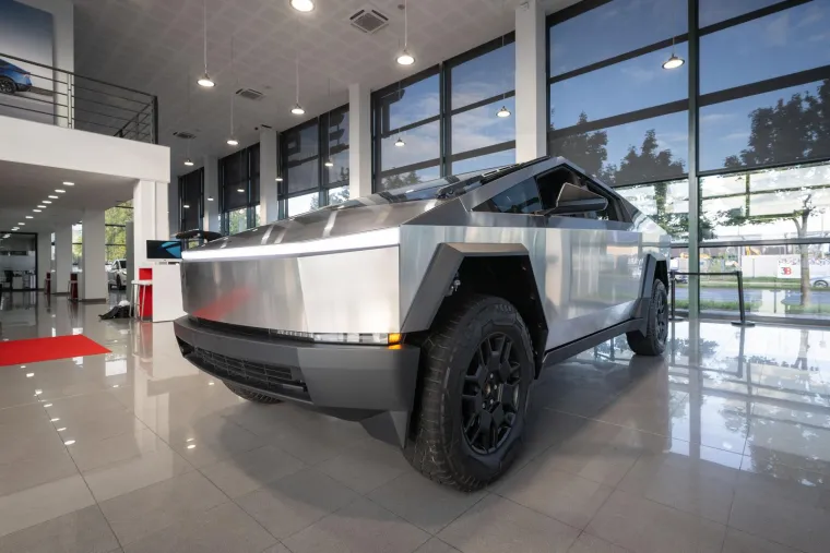 Musk je tijekom predstavljanja usporedio Cybertruck s modelima iz popularnih filmova i naveo kako podsjeća na vozila iz &quot;Blade Runnera&quot; i &quot;Špijun koji me volio&quot;. 