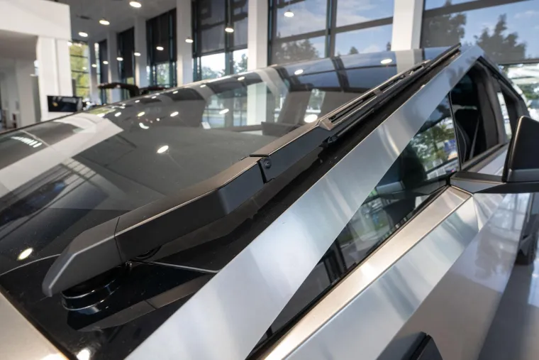 Temeljni model prodaje se po cijeni od 60.990 dolara, dok najskuplja verzija stoji oko 100.000 dolara.