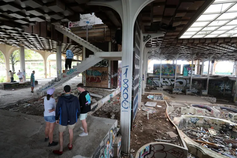 Resort s 38 hektara, imao je 1800 kreveta, u sezoni 800 zaposlenih, radili su s 40 svjetskih touroperatora. Ovaj hotel je prije 50 godina imao bazene s morskom vodom, privatnog liječnika, kuglanu, 18 tenis igrališta, kuhinju otvorenu 24 sata i terasu za 1200 gostiju. Dok je bio društveno vlasništvo, prisjetio se svojedobno za RTL Danas   Ivan Pinezić posljednji direktor iz te ere, bio je top odredište. U početku su gosti stizali avionom iz Amerike.