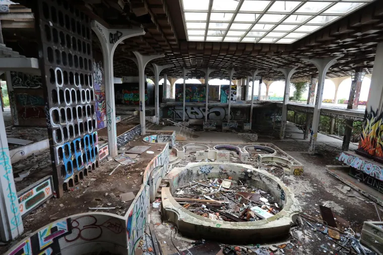 Zvali su ga jugoslavenski Las Vegas: Nekad najrasko&scaron;niji resort biv&scaron;e države, danas najveće ruglo na Jadranu