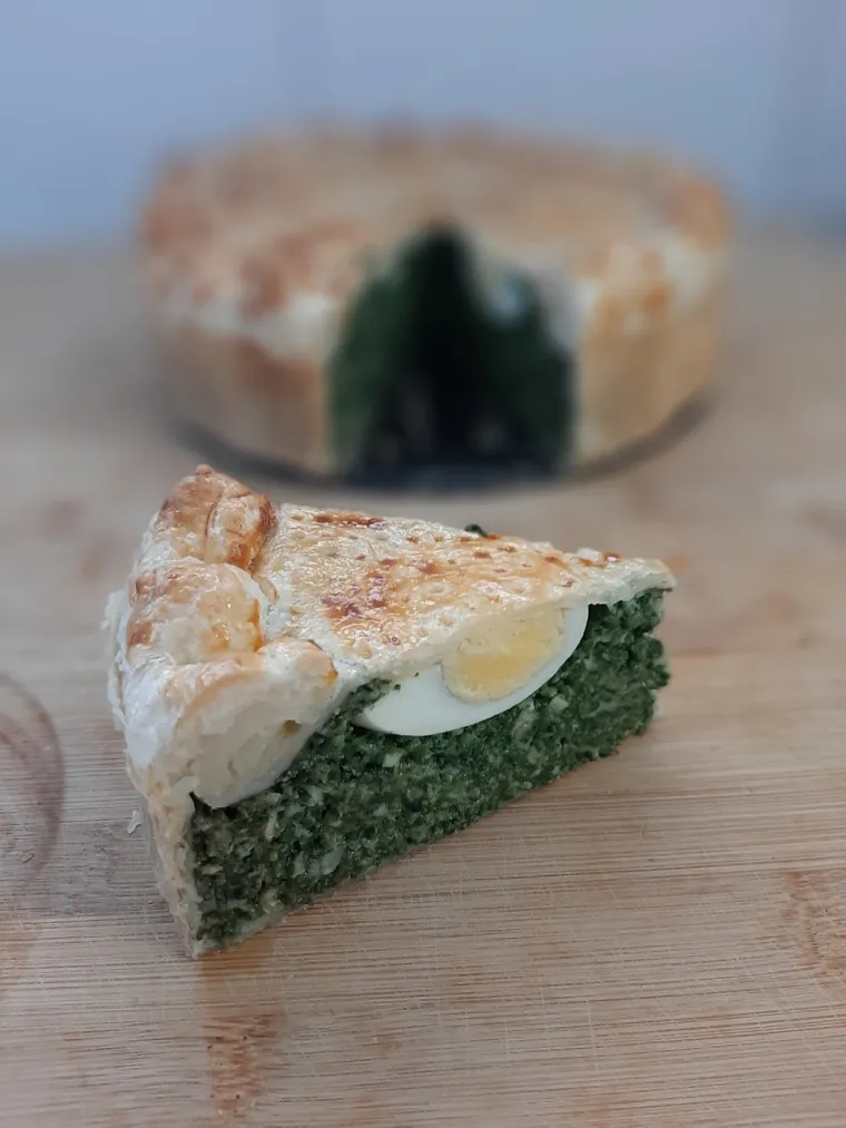 Uz obaveznu talijansku tjesteninu u Genovi morate probati i tortu pasqualinu (pita punjena blitvom ili &scaron;pinatom, jajima i ricottom), a nezaobilazne su i focaccia, te poznate ligurske torte i kolače.