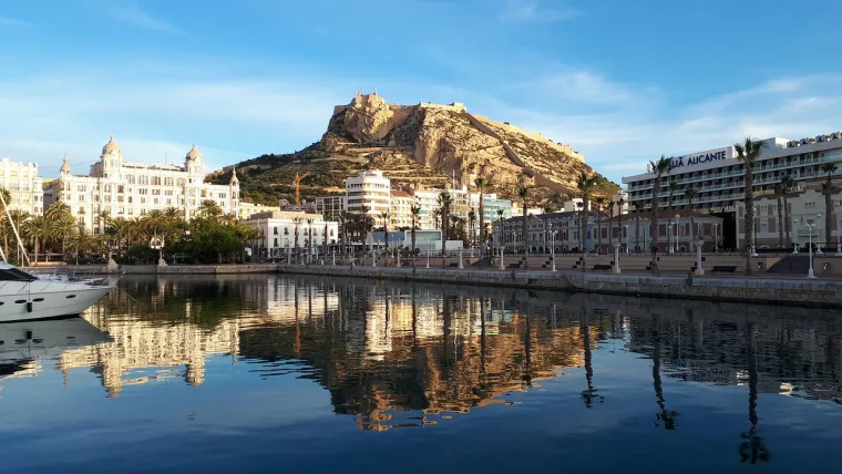 Alicante u &Scaron;panjolskoj turisti su prije tri desetljeća uglavnom zaobilazili, bilo je popularnijih odredi&scaron;ta. Hotela u gradu bilo je malo, restorani nisu bili privlačni, a ulice pomalo ''sirove''. 