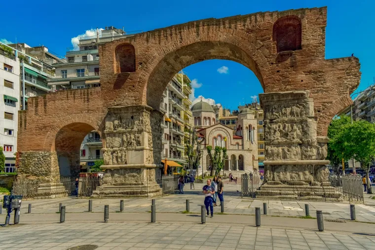 Iako je Solun užurban grad i dom najvećeg sveučili&scaron;ta u Grčkoj, daleko je od glavnih prometnica, pa mu je atmosfera vi&scaron;e kao da ste u velikom selu. Njegove uličice u sjeni li&scaron;ća pune su barova i jeftinih restorana koje uglavnom posjećuje lokalno stanovni&scaron;tvo.
