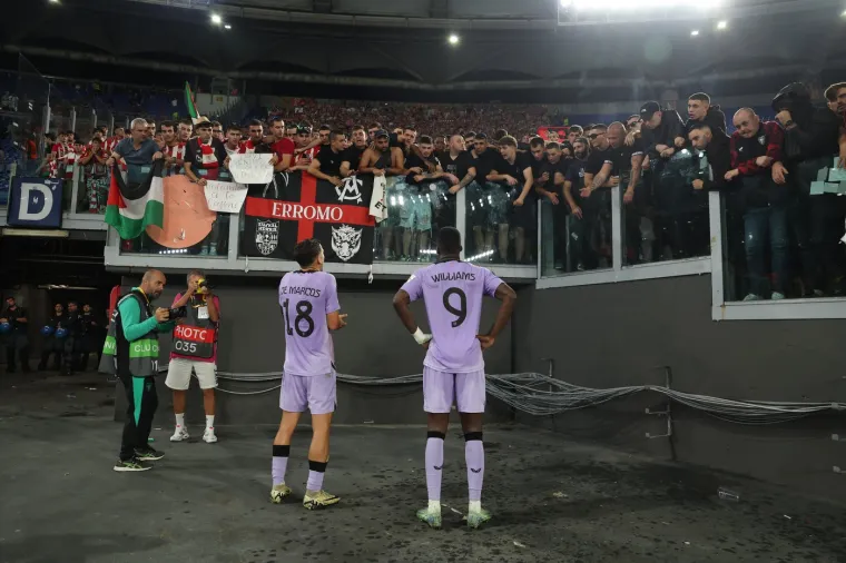 Nogometaši razgovaraju s navijačima Athletic Bilbaa
