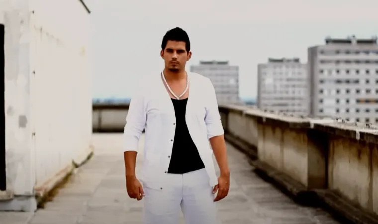 Prvi album &quot;Bolji od ljubavi&quot; izdao je 2009., a 2013. izdaje drugi studijski album, &quot;Zapisano u zvijezdama&quot;.
