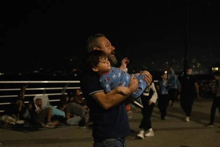 Kako javlja BBC, tisuće ljudi okupilo se na ulicama i trgovima u središtu Bejruta