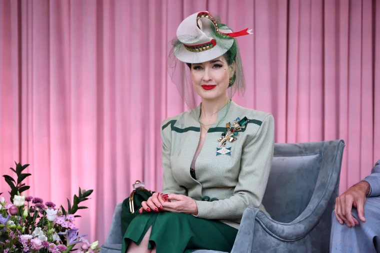 Von Teese se pojavila u serijama kao što su &quot;CSI: Istraga zločina&quot;, &quot;RuPaul&apos;s Drag Race&quot;, &quot;The Masked Dancer&quot; i &quot;The Curious Creations of Christine McConnell&quot;, kao i u mnogim drugim televizijskim projektima. 