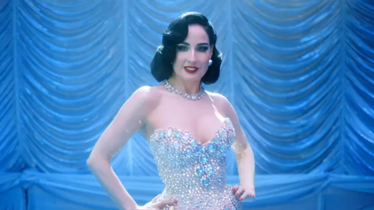 Kako sama kaže, ona "vraća zavodljivost u striptiz" kroz dugačke, složene plesne izvedbe s rekvizitima i likovima, često inspirirane mjuziklima i filmovima iz 1930-ih i 1940-ih. 