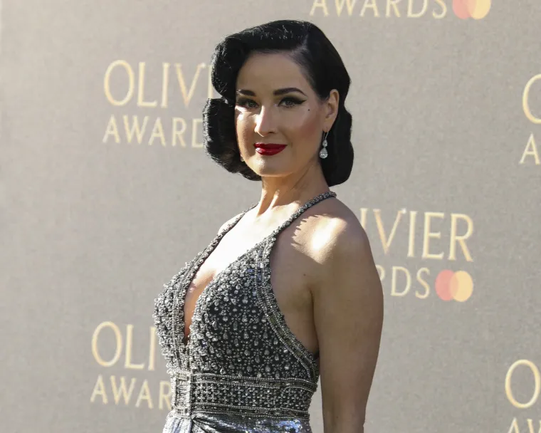 Također je radila kao manekenka. Tijekom Los Angeles Fashion Weeka za proljeće 2004., modelirala je za modnu marku Heatherette, koju je osnovao biv&scaron;i klub kid Richie Rich. Godine 2005. pojavila se na reviji Ready-to-Wear za jesen/zimu Giambattista Vallija u Parizu. Na Milan Fashion Weeku 2006., Von Teese je otvorila reviju za diffusion label Moschino Cheap &amp; Chic. Godine 2007. nastupila je dvaput na haute couture reviji Jean Paul Gaultiera tijekom Paris Fashion Weeka, a ponovno 2014. godine. 