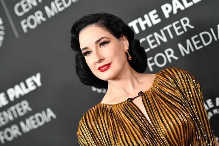 Živi u Los Angelesu, u Tudor revival kući u četvrti Hollywood Hills.