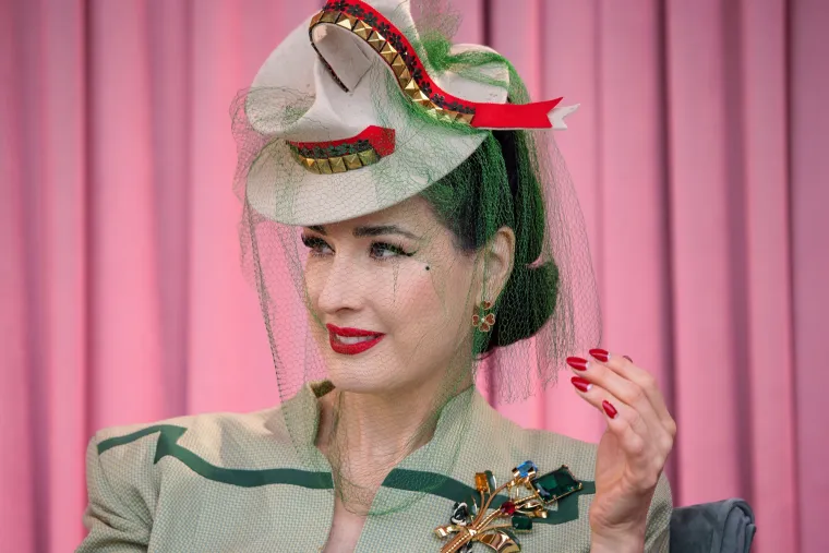 Ona je kolekcionarka vintage porculana, posebice &scaron;alica za jaja i čajnih setova, i vozi vintage automobile. Među ostalim vintage automobilima, posjedovala je 1939. Chrysler New Yorker od 1997. do 2010. godine.