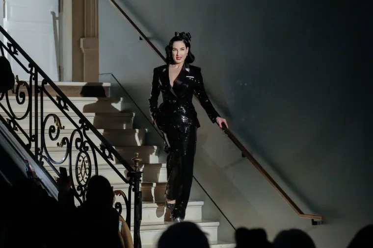 Nakon &scaron;to se njen brak s Marilyn Mansonom zavr&scaron;io 2007. godine, Von Teese je izlazila s francuskim grofom Louis-Marie de Castelbajac od 2009. do 2012. godine. U 2012. imala je kratku vezu sa pjevačem Theom Hutchcraftom. Od 2014. godine, Von Teese je u vezi s grafičkim dizajnerom Adamom Rajcevichom.