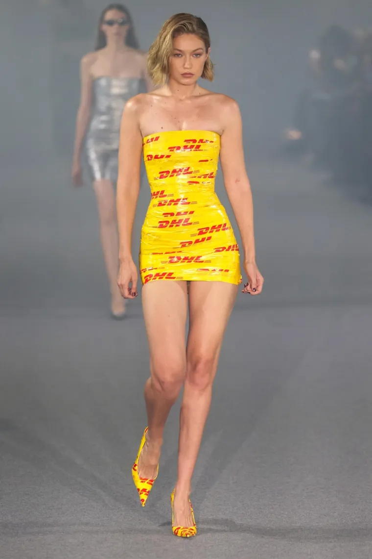Gigi je bila omotana žutom trakom poznate njemačke logističke i dostavne tvrtke DHL.