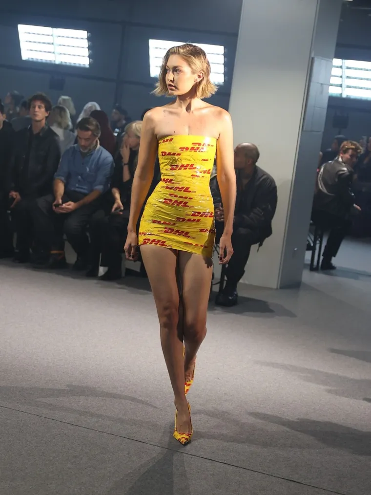 Gigi Hadid pro&scaron;etala modnom pistom omotana trakom za pakiranje: Hit ili proma&scaron;aj?