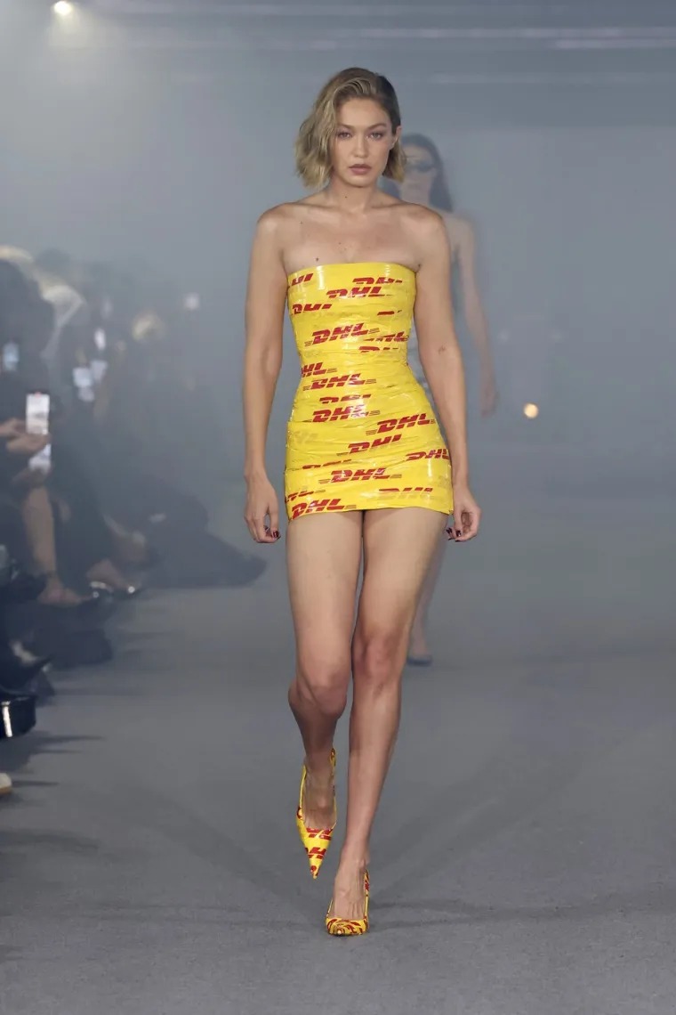 Gigi Hadid pro&scaron;etala modnom pistom omotana trakom za pakiranje: Hit ili proma&scaron;aj?