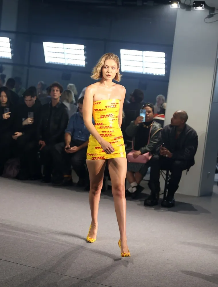 Gigi Hadid pro&scaron;etala modnom pistom omotana trakom za pakiranje: Hit ili proma&scaron;aj?