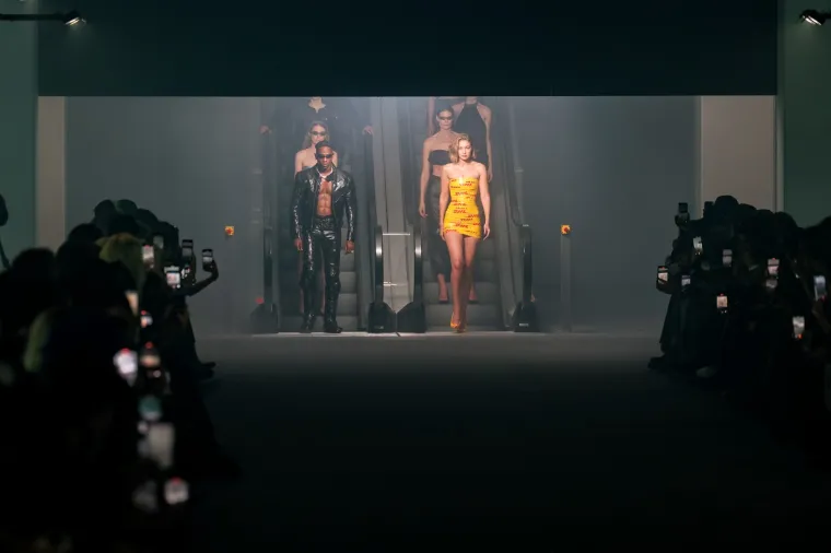 Gigi Hadid pro&scaron;etala modnom pistom omotana trakom za pakiranje: Hit ili proma&scaron;aj?