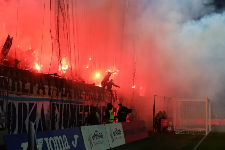 Tribine na Rujevici pružile vi&scaron;e akcije nego sam susret: Armada i Torcida prekidali utakmicu