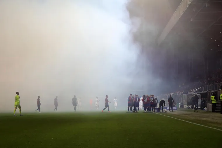 Tribine na Rujevici pružile vi&scaron;e akcije nego sam susret: Armada i Torcida prekidali utakmicu