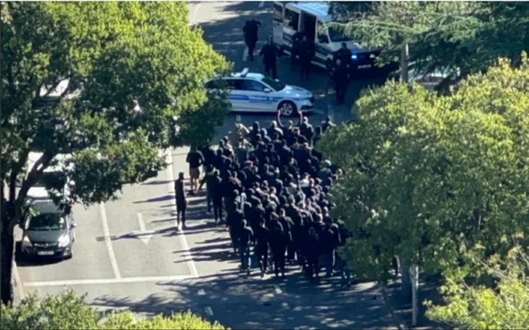 Torcida prije zaustavljanja od strane policije. Jedan u prvom redu odmah je digao ruke na &quot;predaju&quot;, odnosno da nemaju oružja kod sebe. 