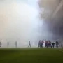Inače, dva puta je utakmica prekinuta zbog pirotehnike. Najprije su baklje upalili domaći navijači, bilo je to u 62. minuti, i stvorila se pritom velika dimna zavjesa, a nepunih desetak minuta kasnije je to napravila i Torcida.