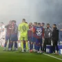 Armada je sredinom prvog dijela podigla više poruka. Na vrhu je dominirao natpis &apos;Torcida Beat Fleet&apos;, a ispod čitav niz stihova... &apos;Kod nas (opet) drugi vitar puše&apos;, &apos;Splitsko stanje uma&apos;, &apos;Perpetuum fritule&apos;, &apos;Budite kao mi, budite in, bezlični&apos;, &apos;Dududu nema nam pomoći&apos;, &apos;Iz Poljudske lipotice poispadale vide&apos;, &apos;Obožavam grad u kojem svi su face i u kojem najveće face za par dana budu štrace&apos;, &apos;One koji nude rješenje etiketiramo ka kretene&apos;. Na kraju su digli posljednju, završnu poruku: &apos;I prije nego šta si trepnija okom zavrti nas cesta onin kružnin tokon&apos;. 