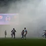 Policija je zatvorila tri od četiri prometne trake i Torcidu su sproveli na stadion odnosno do kaveza namijenjenog gostujućim navijačima na Rujevici, gdje su satima čamili do početka dvoboja. Ovo je trenutak velike dimne zavjese.