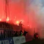 Jedan je ultras Rijeke na samoj ogradi zapalio baklju. 