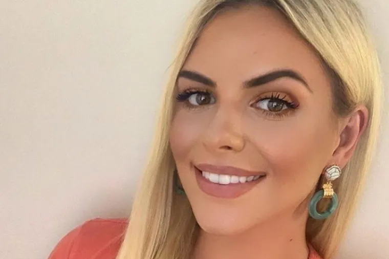 &quot;Prije devet godina sam na ovoj lijevoj fotografiji bila ja, a danas sam na ovoj desnoj fotografiji. Moja najveća borba s kilogramima je trajala 13 godina, a zadnjih pet godina ona je i dalje tu, ali na drugačiji način. Trinaest godina sam pronalazila načine kako, ubijala sam se psihički, fizički, emotivno, uskraćivala sam si život i onda sam napokon pronašla put i shvatila - trebam promijeniti svoj način razmišljanja i način na koji živim život. Prije pet godina sam uspjela ostvariti svoj veliki cilj, a to je promijeniti glavu i doći na kilažu koja je normalna - pod normalna mislim da mogu kupovati odjeću na normalnim odjelima u svim dućanima i da sam agilna, samopouzdana i zdrava. Zadnjih pet godina moja borba i dalje traje, ali na drugačiji način. Da, ima uspona i padova, ali je glava promijenjena. Treniram, biram bolje jesti, zdravije, biram jesti pametno, biram živjeti aktivno, biram živjeti punim plućima i da, nekad ne ide po planu i nekad se vratim tri stepenice unazad, ali se onda četiri pomaknem naprijed&quot;, napisala je Nina Martina. 