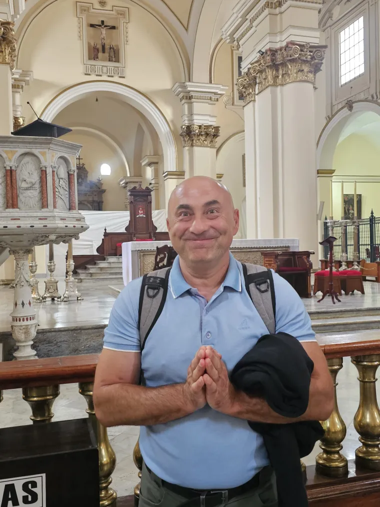 Vlado Božić i molitva u crkvi. Da, dobro ste vidjeli. Vlado Božić je bio u crkvi. 