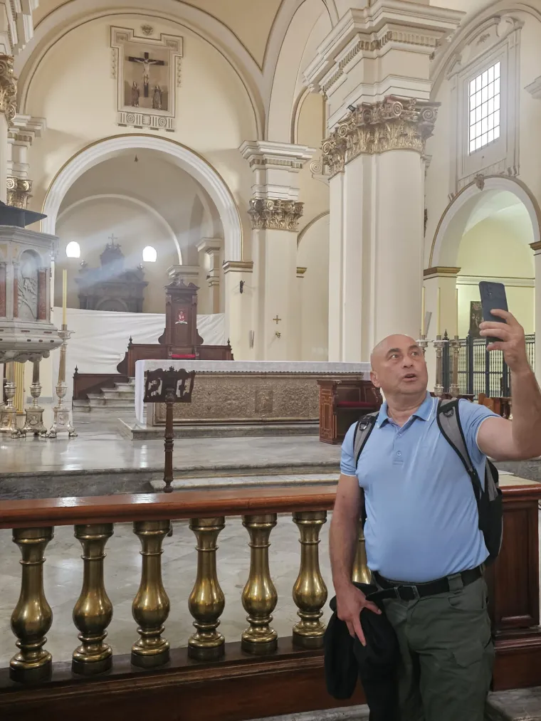 Vlado Božić bacio je i koju fotku u crkvi. Čisto da ne bi bilo da nije bio u njoj. 