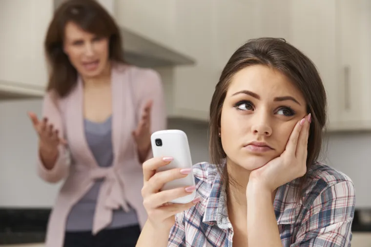 1. &quot;Moja kći ima 15 godina i već je seksualno vrlo aktivna. Odveli smo je u bolnicu i otkrili da ima genitalni herpes. Rekla je da ga je vjerojatno dobila od prljavog toaletnog papira na kampiranju prošlog mjeseca. Nisam vjerovala u to, ali sam joj rekla da joj vjerujem. Prije nekoliko dana sam joj uzela mobitel (bila je u kazni zbog nečeg drugog). Pročitala sam neke poruke koje je razmjenjivala s prijateljima. Govorili su o &quot;prebrojavanju tijela&quot;. Nisam znala što to znači, pa sam proguglala. Dakle, moja kći je spavala sa sedam vršnjaka i od jednog od njih dobila herpes.&quot;