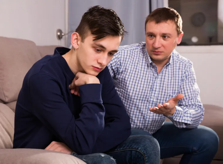 6. &quot;Moj sin je vrlo iskren prema meni, tako da nikada nisam osjetio želju da ga uhodim. Tijekom ljeta tražio sam svoj metar i sjetio sam se da sam ga zamolio da izmjeri prostor iznad njegovog stola za police. Otišao sam u njegovu sobu (bio je u kampu nekoliko tjedana) i pogledao gore i dolje prije nego što sam ugledao metar ispod njegova stola. Nisam ga mogao dohvatiti zbog konstrukcije stola, pa sam ga odmaknuo od zida. Dok sam to radio, čuo sam tihi udarac. Kad sam napravio dovoljno prostora da se provučem između zida i stražnje strane stola, ugledao sam kutiju u koju smo zamotali njegov rođendanski dar, ležala je na podu, a iz nje su virili komadići tkanine. Kad sam otvorio kutiju, vidio sam da je puna opranog i prljavog ženskog donjeg rublja.&quot;