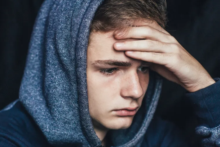 &quot;Vratio sam stol natrag, ali nisam mogao rekonstruirati kako je kutija prije bila smještena. Nakon što sam razmislio što učiniti, odlučio sam o tome razgovarati s njim kad se vrati. Više od svega želio sam biti siguran da ne radi ništa opasno (toliko mi je misli prolazilo kroz glavu, a najjača je bila ona da ih je nekako kupovao ili trampio s djevojkama u školi...).&quot;