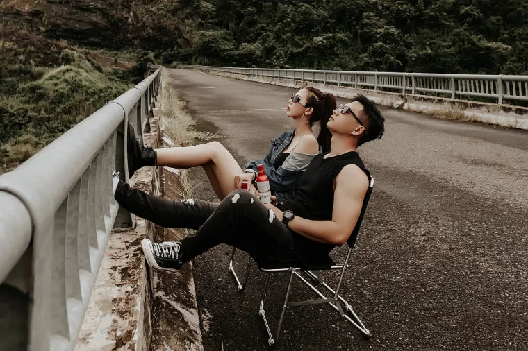 33. Zaduženi ste za planiranje idealnog spoja. Kamo idemo i &scaron;to radimo?

Ovo je idealno pitanje da otkrijete kako razmi&scaron;lja va&scaron; partner. Slobodno izrazite i svoje ideje i mi&scaron;ljenje davanjem konstruktivnih povratnih informacija. Uostalom ako je gledanje u izlazak sunca i ustajanje prije 6 ujutro apsurdno u va&scaron;em svijetu, neka se zna na vrijeme. 