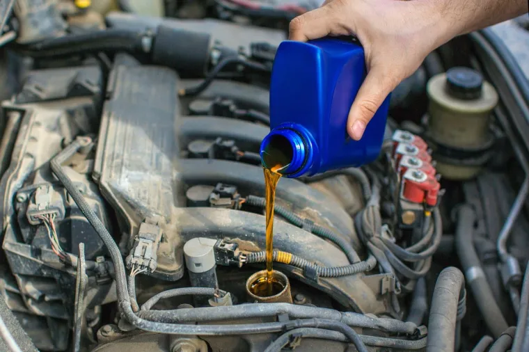 To općenito znači da rashladna tekućina koja održava vaš automobil u radu na idealnim temperaturama - curi i dolazi na nešto što je vruće. Rashladna tekućina nije zapaljiva, tako da nemate opasnosti od požara, ali ćete imati skup račun što duže budete odgađali ovaj popravak.