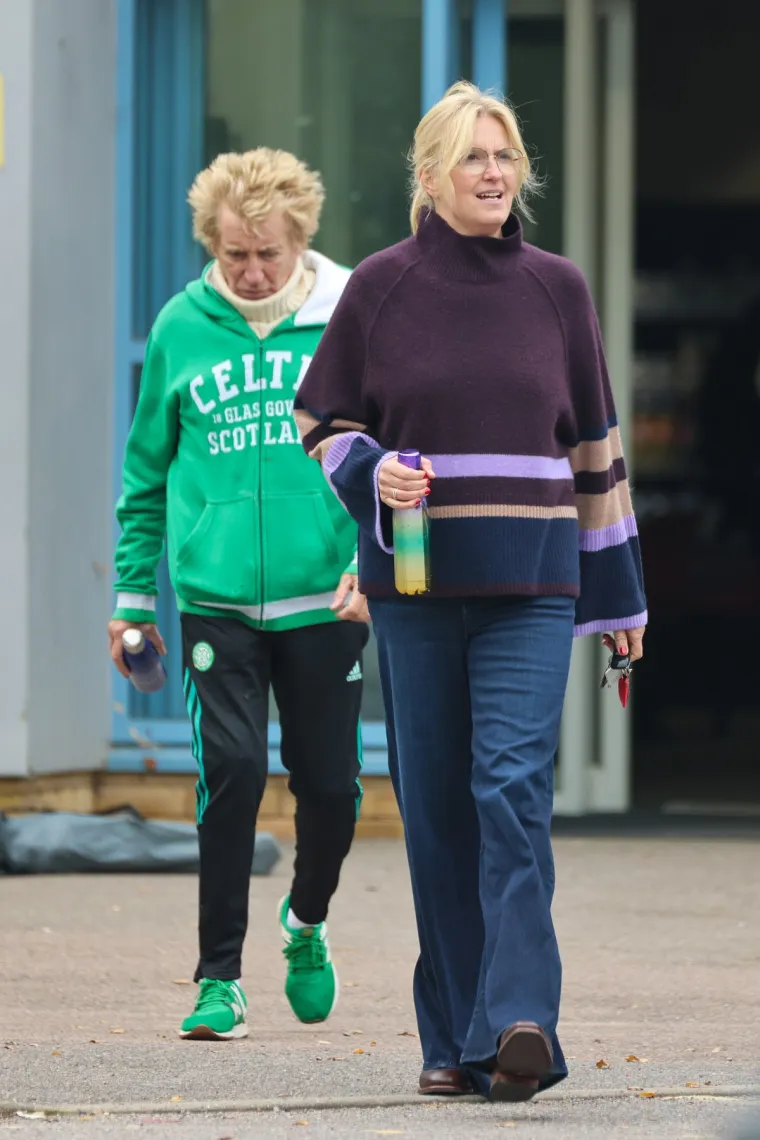Rod Stewart postao je otac po prvi put 1963. godine kada je, s tadašnjom djevojkom Susannah Boffey, dobio kćerku Sarah Streeter. Budući da je u to vrijeme bio tinejdžer s malo novca, Sarah su dali na posvajanje paru Gerald i Evelyn Thubron. 