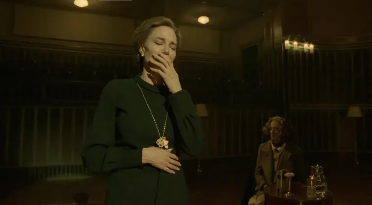 Podsjetimo, bilo je potrebno gotovo sedam godina i milijuni pravnih troškova da Brad i Angelina dođu do točke da uopće pokušaju podijeliti svoju zajedničku imovinu, uključujući francuski vinograd i imanje, Chateau Miraval, koje su zajedno kupili za 60 milijuna dolara. Brad je i tužio svoju bivšu suprugu jer je, prema tužbi, prodala svoj udio u njihovom vinogradu luksemburškom proizvođaču alkoholnih pića pod kontrolom ruskog oligarha Jurija Sheflera bez njegova znanja.