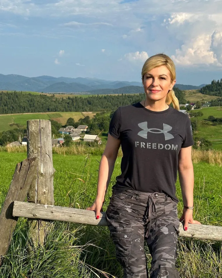 Prije nekoliko godina Grabar-Kitarović se pojavila na obilježavanju 390. rođendana Prve riječke hrvatske gimnazije u HNK-u Ivana pl. Zajca, koju je i sama pohađala, a njezini profesori imali su štošta za reći o njoj.