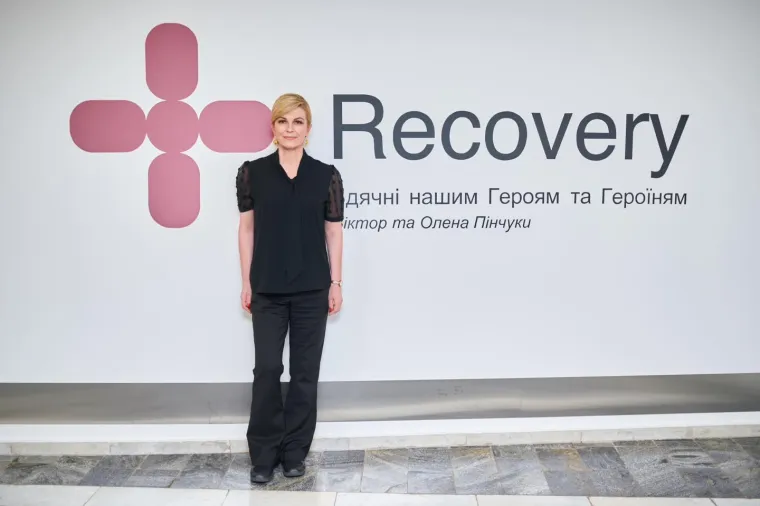 &quot;Bila sam dobra cura, ali bila sam malo i vražićak. Supruga Jakova tada nisam poznavala. On je bio u jednoj drugoj gimnaziji. Upoznali smo se tek na studiju u Zagrebu. Naravno da sam se zaljubljivala i tijekom osnovne i srednje škole&quot;, rekla je Kolinda tijekom gostovanja u gimnaziji.