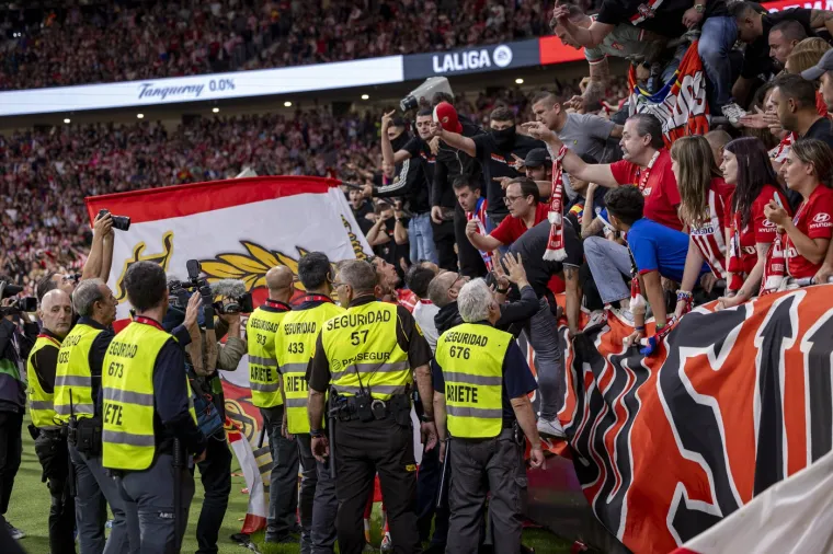 Klub je rekao da će također zabraniti korištenje bilo kojeg elementa ili odjevnog predmeta koji omogućuje osobi da sakrije svoj identitet unutar stadiona.