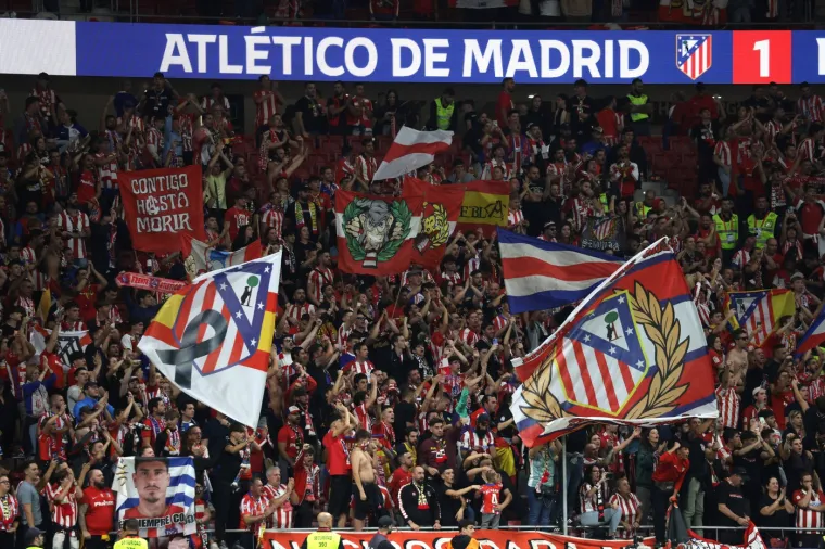 Atlético, četvrti u La Ligi, gostovat će u srijedu kod Benfice u utakmici Lige prvaka. Potencijalne sankcije za takve prekršaje mogle bi uključivati ​​dvije ili tri utakmice s djelomičnim zatvaranjem tribina stadiona Metropolitano. Napominje se da je glavni sudac utakmice Mateo Busquets Ferrer u svom izvješću detaljno opisao slijed događaja, prenosi Marca. 