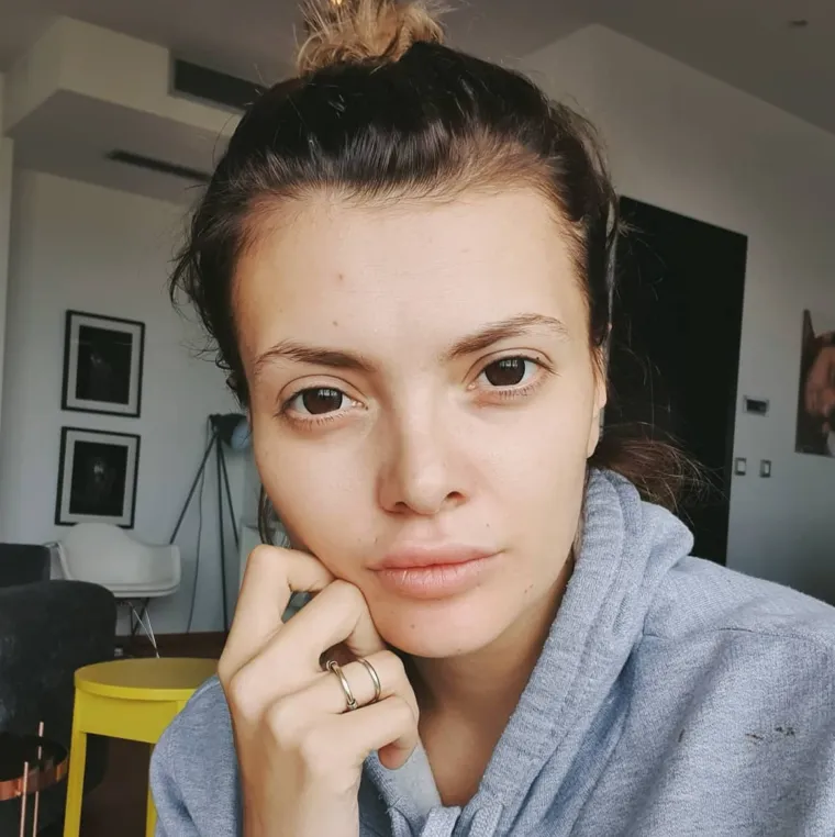 &quot;Zar nemamo svi te dane kad se s gustom zapustimo? E to je najveci luksuz! Kad se ne moras sminkat nit oblacit. Malo se opet priviknes na sebe &quot;zapustenu&quot;. I onda kad te napokon pukne da se sredis, prodes kraj ogledala i odusevis se kolko si si super sa frizurom i sminkom koje su ti realno dosadile&quot;, komentirala je influencerica Ella Dvornik (33) uz objavljenu fotografiju.