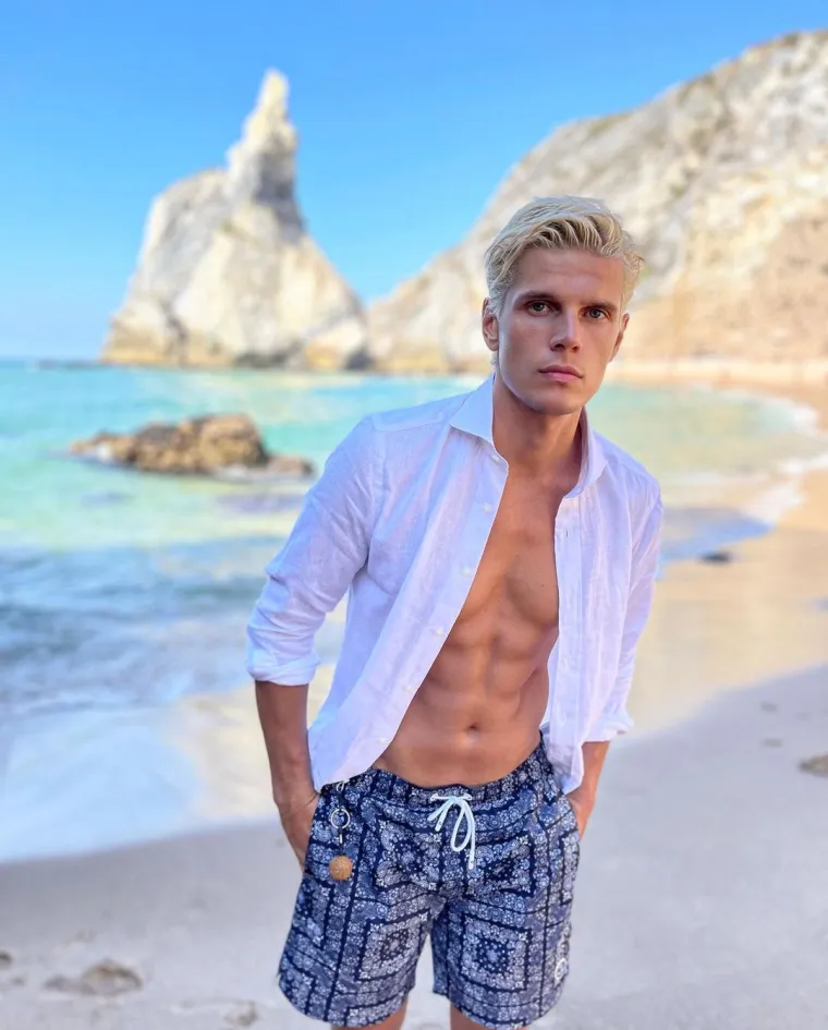 Maneken je dosad sudjelovao u više od 50 modnih revija, a surađivao je s brendovima kao što su Versace, Dolce &amp; Gabbana, Armani, Moschino, Calvin Klein.