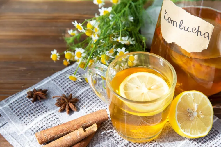 Ako više volite hladni napitak s kofeinom umjesto energetskog napitka, isprobajte kombuchu. Ovaj fermentirani napitak potencijalni je izvor probiotika koji mogu pomoći u probavi.