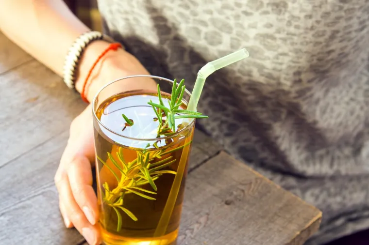 Kao prirodni izvor probiotika kombucha pozitivno utječe na mikrobiom crijeva. Uzimajući dobre bakterije, podržavamo funkciju crijeva u tom važnom procesu i pomažemo u uspostavljanju ravnoteže između korisnih i štetnih mikroorganizama. Ovo može poboljšati probavne procese, smanjiti upalne reakcije i općenito podržati zdravlje crijeva.