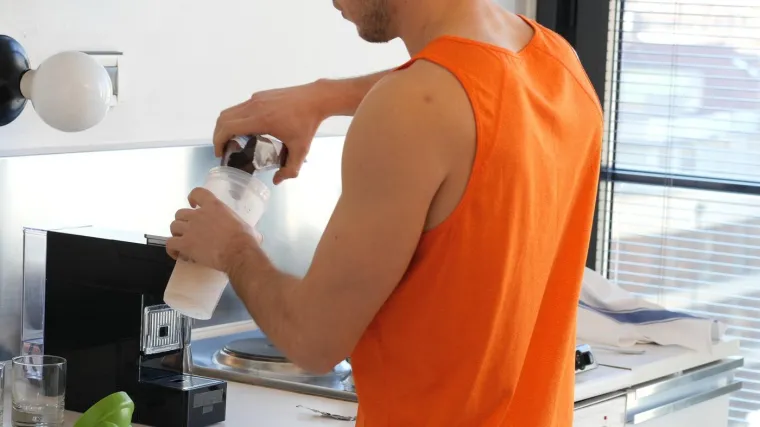 Često se događa da regularnom prehranom ne uspijevamo zadovoljiti preporučeni dnevni unos proteina i zato su tu jako dobri proteinski prahovi, nesumnjivo najpopularniji dodaci prehrani. Oni su jednostavan način da unesete vi&scaron;e proteina u svakodnevnu prehranu te da osigurate tijelu potreban dnevni unos proteina. 